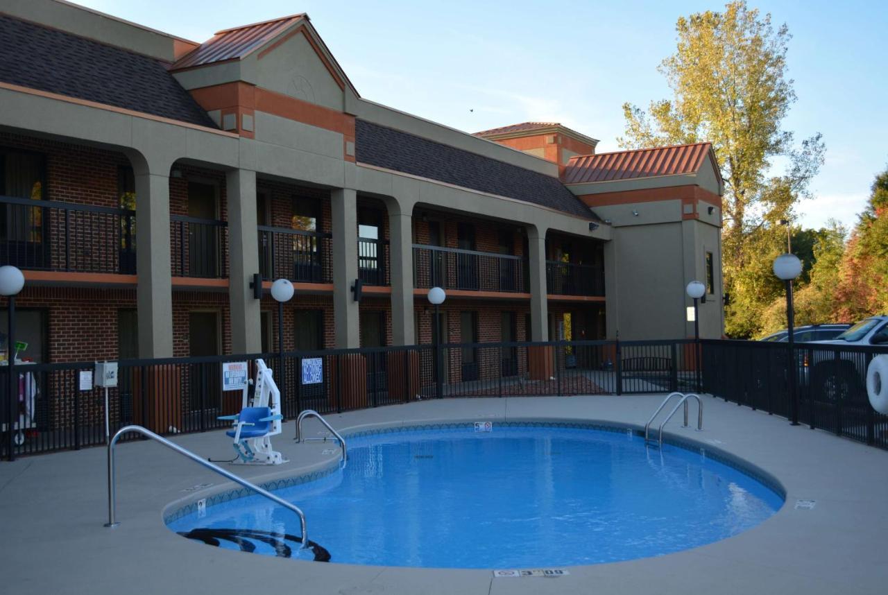 Super 8 By Wyndham Huntersville/Charlotte Area Exterior photo